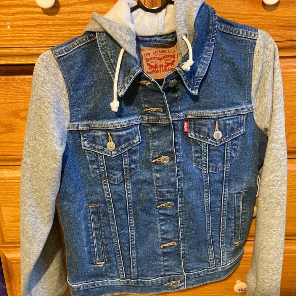 Levi's NWOT Womens Blue Denim Hybrid Trucker Jacket with Gray Sleeves